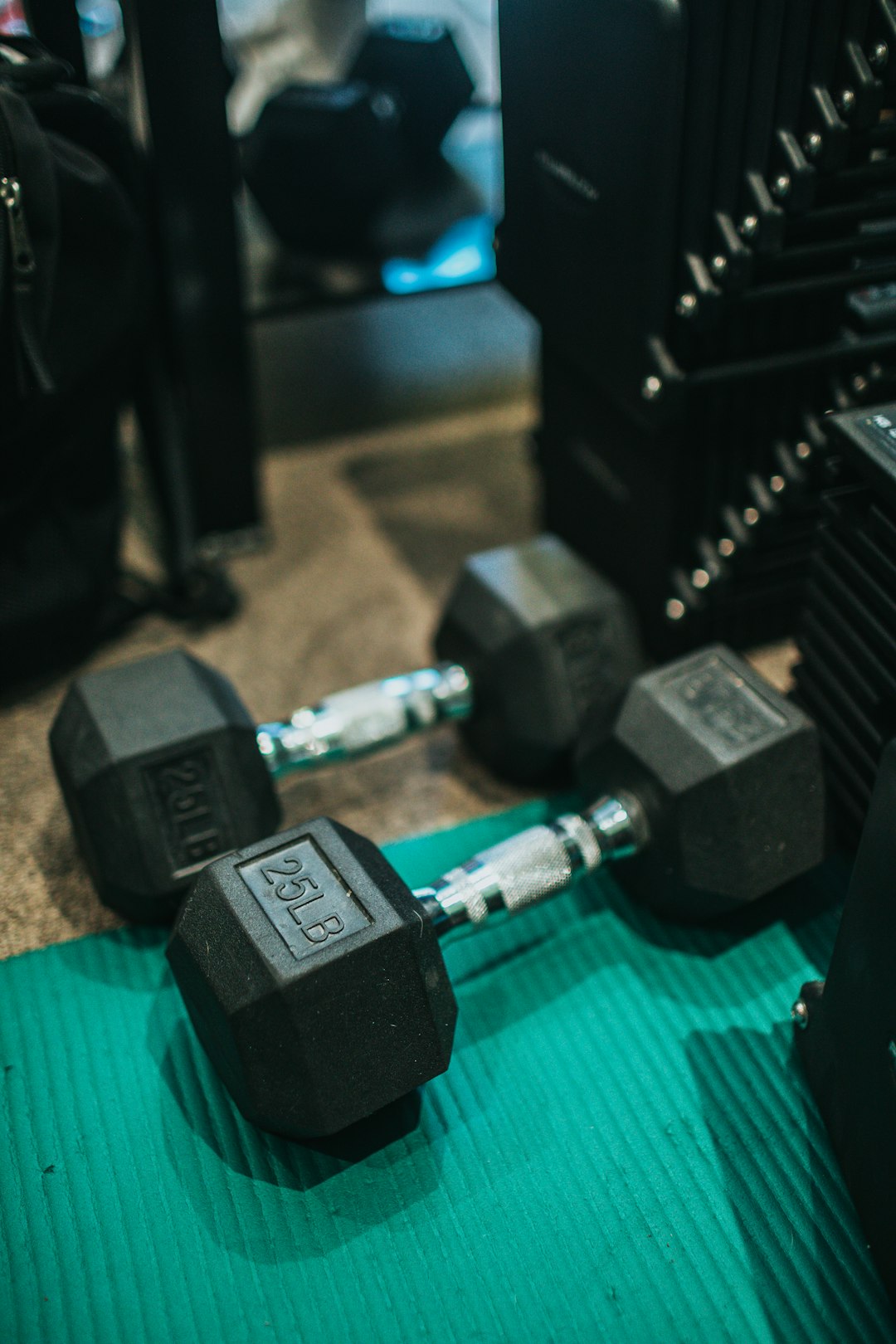 2-black-and-gray-dumbbells-fvfdojvluh8